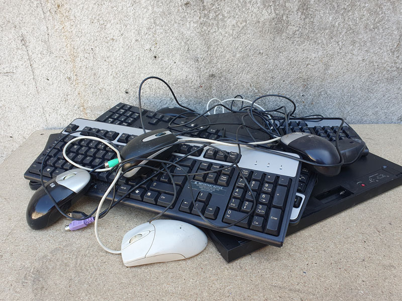 toetsenborden en muizen met kabel